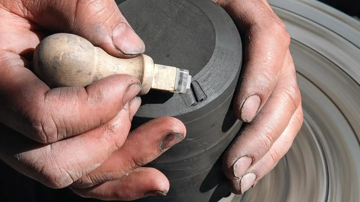 Savoir-faire artisanal en Provence : création d'un pot de bougie en céramique fait main sur le tour de potier.