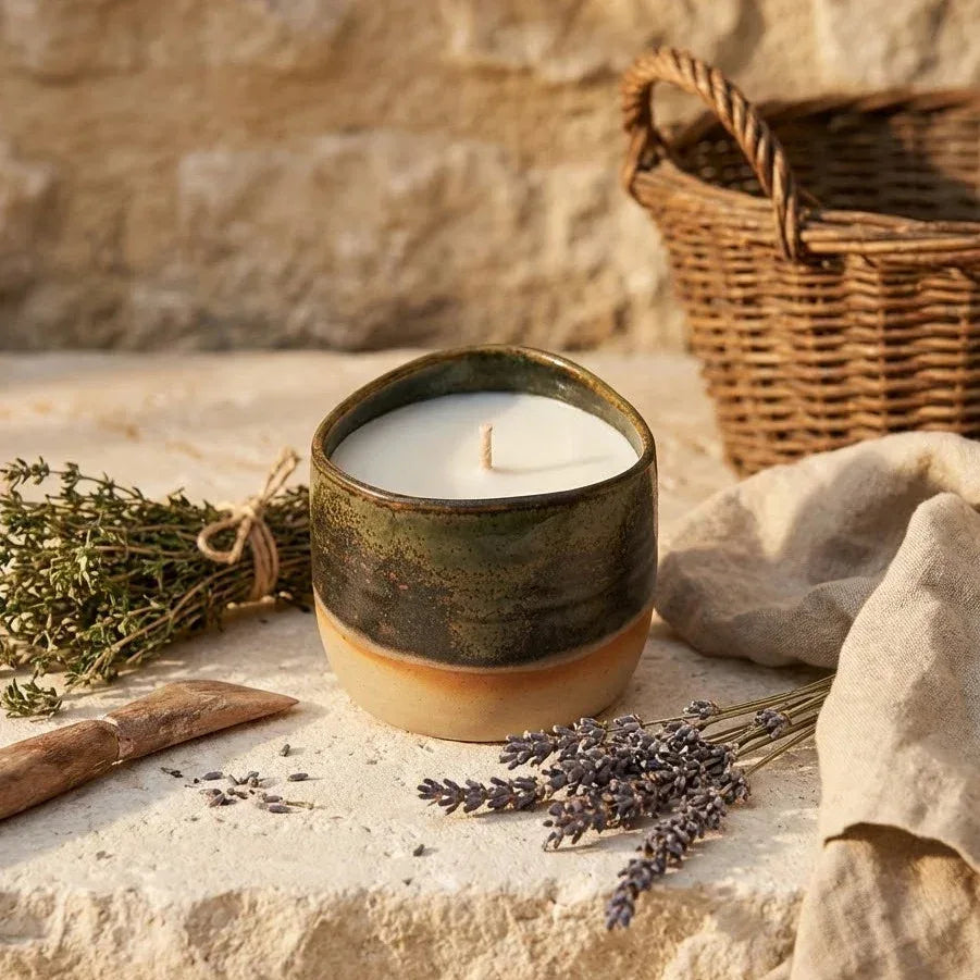 Bougie Écorce du Ventoux en céramique – Pin & Pomme verte