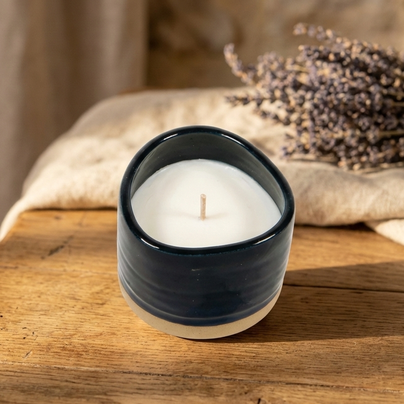 Bougie artisanale rechargeable en céramique bicolore bleue et beige, avec mèche en bois. Objet déco au design contemporain dans une ambiance chaleureuse provençale avec bouquet de lavande séchée.